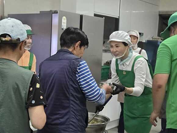 지난 24일 김혜경 여사가 가평군 식당 봉사활동을 하고 있다. [사진=가평군]