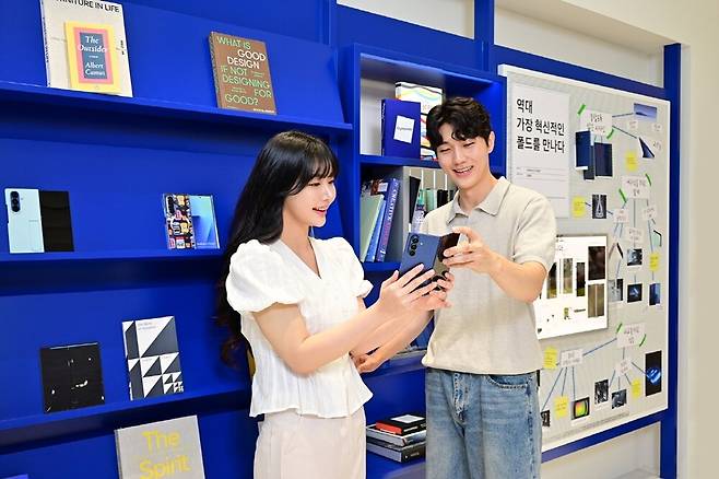 ▲ 역대 갤럭시 Z 폴드 시리즈 중 가장 얇고 가볍다! '갤럭시 Z 폴드7'