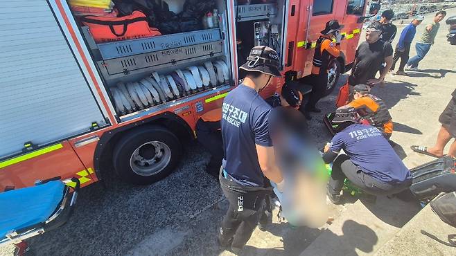 오늘(25일) 오후 2시 36분께 제주시 구좌읍 세화리 해안가에서 물에 빠졌다 심정지 상태로 구조된 B씨 (제주소방안전본부 제공)