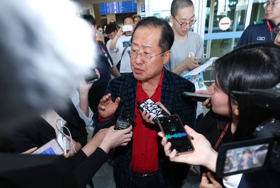 정계 은퇴를 선언하고 하와이로 떠났던 홍준표 전 대구시장이 인천국제공항을 통해 귀국했다. [뉴스1]