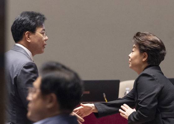 국민의힘 송언석 비상대책위원장 겸 원내대표(왼쪽)와 윤희숙 혁신위원장이 23일 국회 본회의 직후 다시 열린 국민의힘 의원총회에서 만나 악수하고 있다. 뉴스1