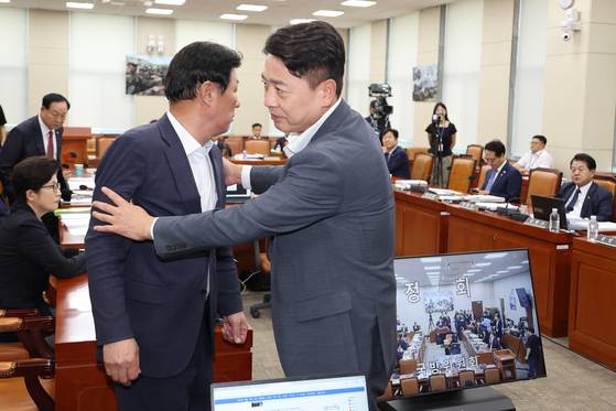 지난 15일 국회 국방위원회에서 열린 안규백 국방부 장관 후보자 인사청문회에서 여당 간사인 부승찬 의원이 더불어민주당 김병주·박선원 의원과 설전을 벌이는 국민의힘 간사 강대식 의원을 말리고 있다. 연합뉴스