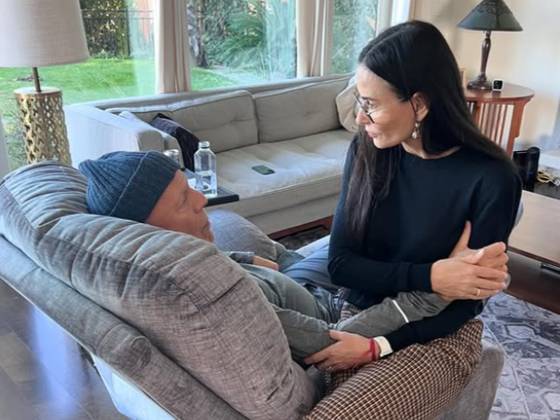 투병 중인 브루스 윌리스를 찾은 전 부인 데미 무어. 사진 무어 인스타그램 캡처