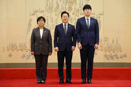 이재명 대통령이 23일 서울 용산 대통령실 청사에서 열린 임명장 및 위촉장 수여식에서 정은경 보건복지부 장관에게 임명장을 수여한 뒤 정 장관의 아들과 함께 기념촬영하고 있다. 김현동 기자