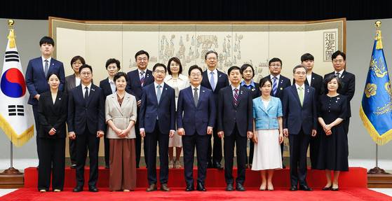 이재명 대통령이 23일 서울 용산 대통령실 청사에서 열린 임명장 및 위촉장 수여식에서 신임 국무위원, 지방시대위원장 및 가족과 기념촬영을 하고 있다. 앞줄 왼쪽부터 배경훈 과학기술정보통신부 장관 부부, 김경수 대통령 직속 지방시대위원장 부부, 이 대통령, 구윤철 경제부총리 겸 기획재정부 장관 부부, 조현 외교부 장관 부부. 뒷줄 왼쪽부터 정은경 보건복지부 장관 가족, 윤호중 행정안전부 장관 부부, 정성호 법무부 장관 부부, 김성환 환경부 장관 부부, 김영훈 고용노동부 장관 가족. 김현동 기자