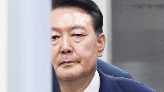 윤석열 전 대통령이 서울중앙지법에서 두 번째 구속 전 피의자심문(영장실질심사)을 마치고 서울구치소로 이동하고 있다. 뉴스1