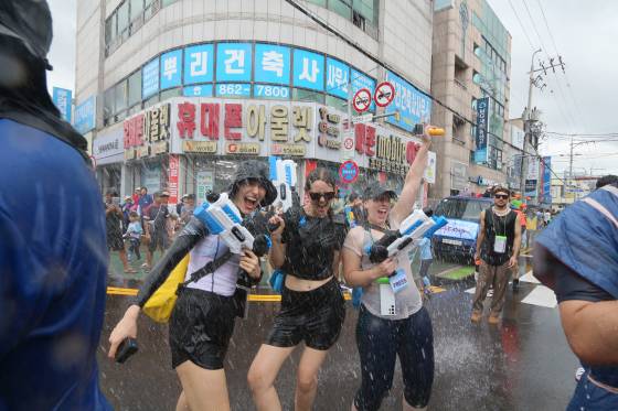 지난해 전남 장흥군 탐진강 수변공원 일대에서 열린 '2024 정남진 장흥물축제'에서 살수대첩 거리퍼레이드에 참여한 관광객들이 축제를 즐기고 있다. 사진 정남진장흥물축제추진위원회