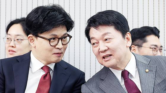 4월 29일 서울 여의도 국민의힘 당사에서 열린 제21대 대통령 후보자 국민의힘 3차 경선 진출자 발표 행사에서 결과 발표 전 한동훈, 안철수 후보가 대화하고 있다. .