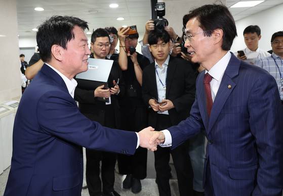 국민의힘 안철수 의원(왼쪽)이 21일 국회 소통관에서 현안 관련 기자회견을 마치고 나서다 당대표 출마 선언을 위해 소통관을 찾은 조경태 의원과 인사하고 있다. 임현동 기자