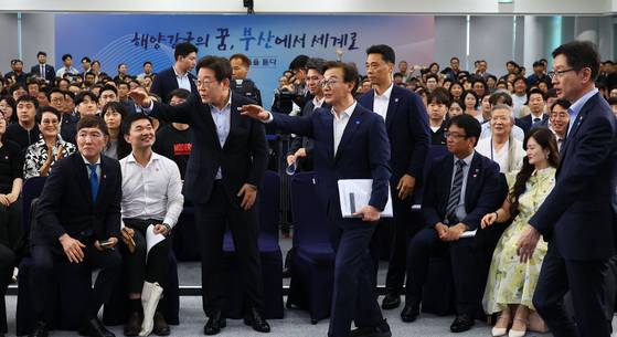 이재명 대통령이 25일 부산 부경대에서 타운홀 미팅 형식으로 진행한 '국민소통 행보, 부산의 마음을 듣다' 간담회를 마치고 부산 시민들과 함께 기념사진을 찍기 위해 자리를 조정하고 있다. 대통령실사진기자단