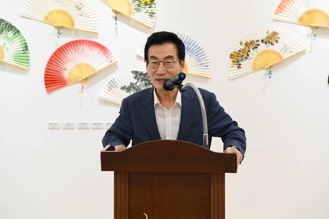 ▲ 양구인문학박물관은 25일 ‘강원여류서예가 민들레의 영토전’ 개막 행사를 개최했다. 이날 행사에는 서흥원 양구군수, 김중석 강원도민일보 회장, 이상돈 강원여류서예가협회장을 비롯한 협회 회원 등이 참석했다. 이번 기획전시는 오는 8월 20일까지 이어진다.