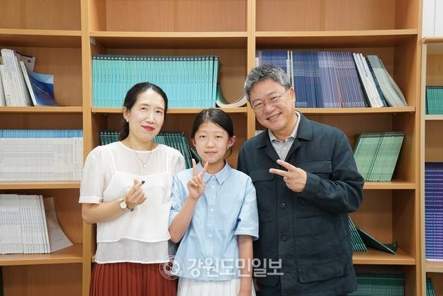 ▲ 국민의힘 박정하 국회의원이 25일 서울 여의도 국회에서 열린 ‘제21회 대한민국 어린이 국회’ 행사에 참여한 한 원주지역 초등학생, 학부모와 기념 촬영을 하고 있다.