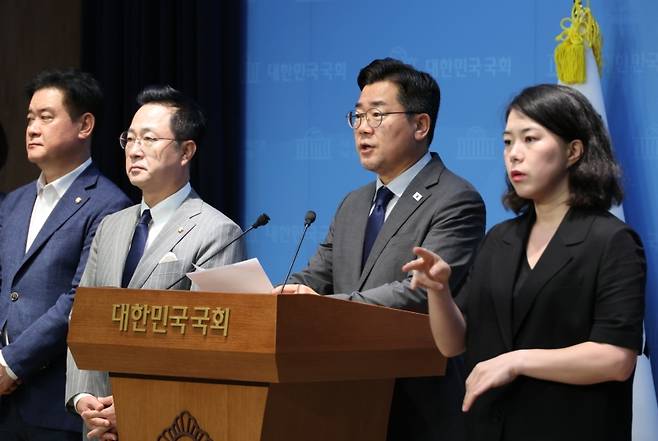 ▲ 박찬대 의원이 25일 국회 소통관에서 윤석열 전 대통령 체포영장 집행 저지에 나섰던 국민의힘 의원 45인에 대한 제명 촉구 결의안 발의 계획을 밝히고 있다 [연합뉴스]&nbsp;