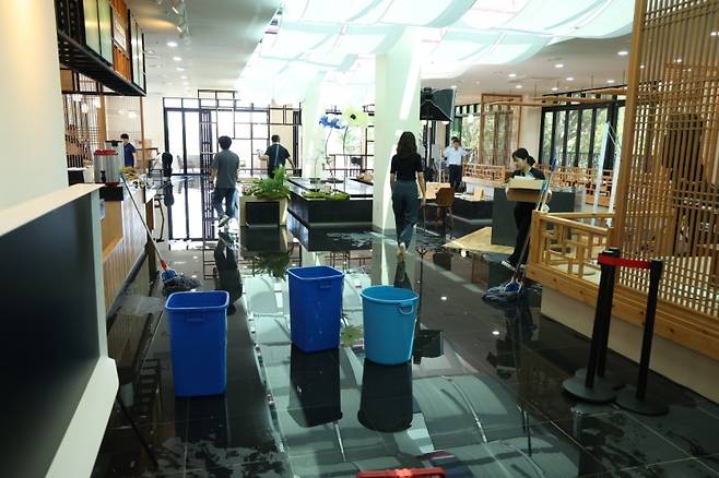 ▲ 스프링클러 작동으로 물바다가 된 전시관 [제공:머니 S]&nbsp;