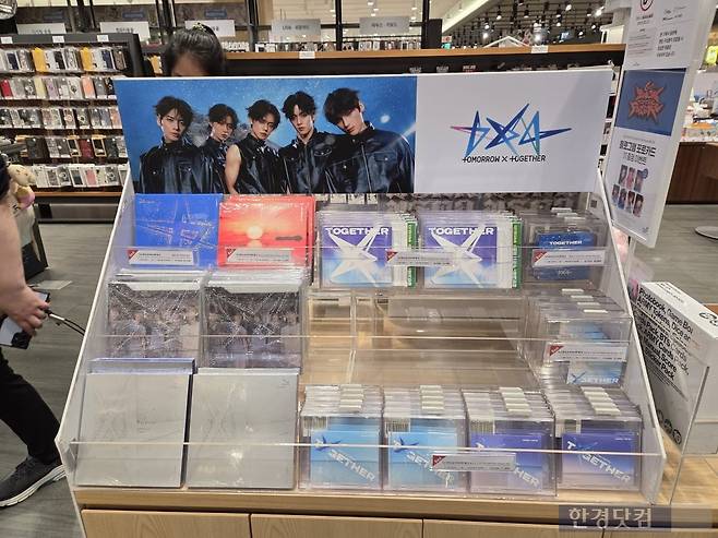 24일 서울 영등포구 타임스퀘어 내 음반 매장에 보이그룹 투모로우바이투게더의 앨범이 진열돼있다./사진=박수림 기자