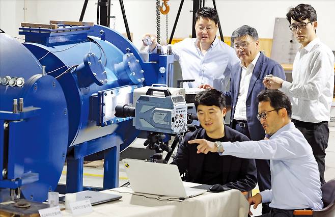 서울대 건설환경종합연구소는 건설 구조와 재료 등이 충돌, 초저온 같은 극한 상황을 견딜 수 있는지 실험하는 극한성능실험센터를 보유하고 있다. 조재열 서울대 건설환경공학부 교수(뒷줄 왼쪽부터 시계 방향), 김호경 건설환경종합연구소장, 함영집 교수, 안창범 교수, 권영상 교수 등이 충격 성능을 실험하는 최대 시속 7㎞의 초고속가스건을 살펴보고 있다.  최혁 기자