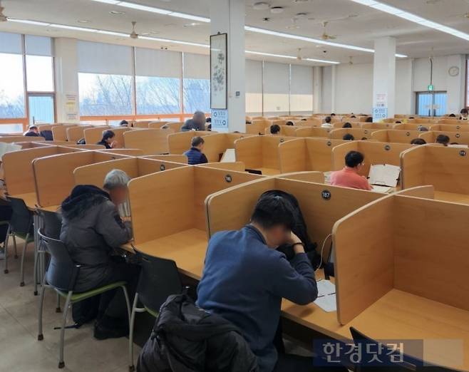 지난 3월 서울 용산구 서울특별시교육청 남산도서관 5층 열람실에서 중장년층이 자격증 공부에 몰두하는 모습. /사진=이민형 기자