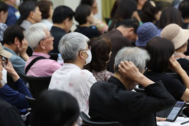 지난달 서울 서초구청에서 열린 중장년 취업지원 프로그램에서 참가자들이 중장년 재취업 특강을 듣고 있다. 사진은 기사와 직접적 관련 없음. /사진=뉴스1