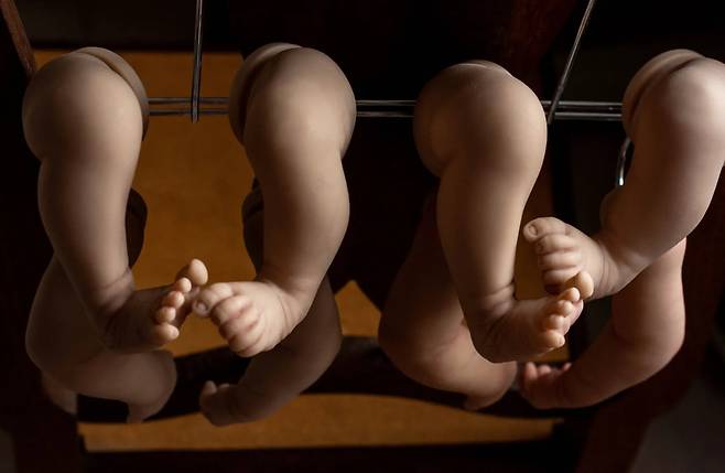 리얼 베이비돌 제작 중 정리된 인형 다리/사진=뉴욕타임스