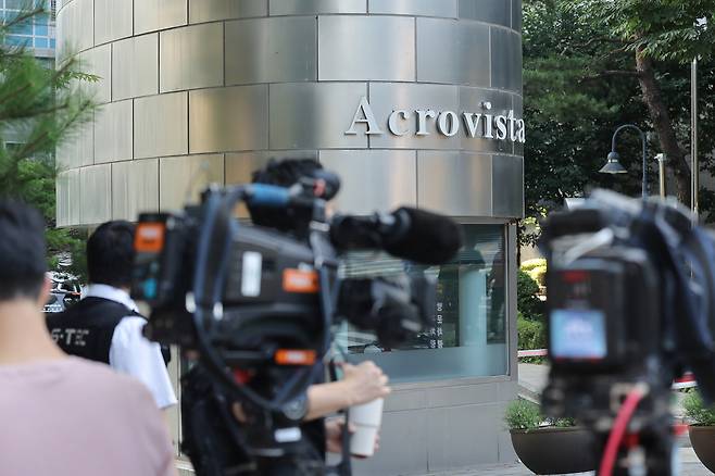 김건희 여사 관련 의혹을 수사하는 민중기 특별검사팀이 25일 서울 서초구 아크로비스타에 대한 압수수색을 시도 중인 가운데 현장에 취재진이 대기하고 있다. 연합뉴스