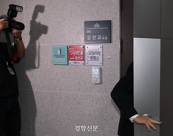 김건희 여사의 의혹들을 수사하는 민중기 특별검사팀이 25일 ‘양평고속도로 특혜의혹’과 관련해 국회 의원회관 내 김선교 국민의힘 의원실을 압수수색하는 동안 한 관계자가 의원실로 들어가고 있다. 박민규 선임기자