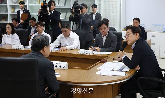 이재명 대통령이 25일 경기도 시흥시 SPC 삼립 시화공장에서 열린 산업재해 근절 현장 노사간담회에서 허영인 SPC그룹회장과 대화하고 있다. 김창길 기자