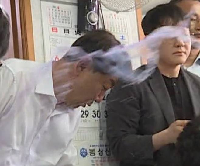전북 전주와 완주 통합을 위해 외연 확장에 나선 우범기 전주시장이 25일 오전 11시 50분쯤 완주군 봉동의 한 식당에서 통합 반대 군민으로부터 ‘물벼락’을 맞고 있다. 연합뉴스