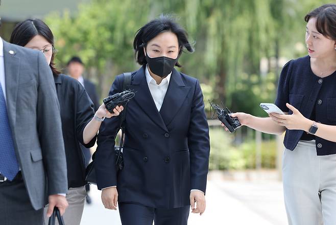 김건희 여사의 ‘문고리 3인방’으로 알려진 유모 전 행정관이 25일 서울 종로구 KT광화문빌딩에 마련된 김건희 여사 관련 의혹을 수사 중인 민중기 특별검사팀 사무실에 출석하고 있다. 연합뉴스