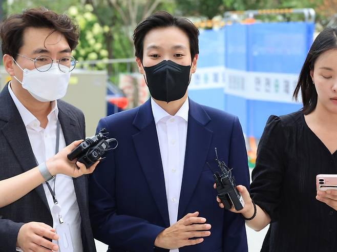 정모 전 행정관이 25일 서울 광화문 KT웨스트빌딩에 차려진 김건희 특검으로 출석하고 있다. 연합뉴스