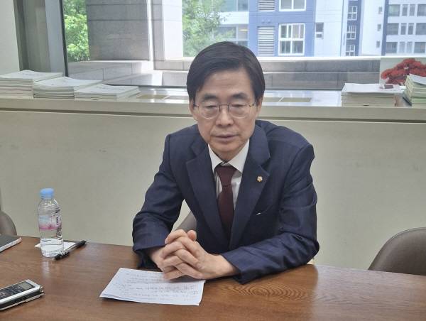 국민의힘 당대표 출마를 선언한 조경태 국회의원이 25일 부산시의회에서 열린 기자간담회에서 출마 이유를 밝히고 있다. 김민정 기자