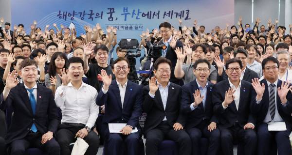 이재명 대통령이 25일 부산 부경대에서 열린 타운홀미팅 ‘부산의 마음을 듣다’ 간담회를 마치며 참석자들과 기념촬영을 하고 있다. 연합뉴스