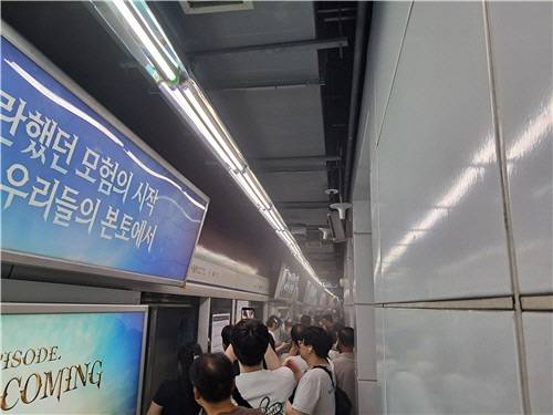 서울역 지나던 전동차서 연기 신고로 승객 하차…유증기 추정. 연합뉴스
