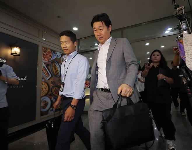 Officials from the special counsel team investigating allegations against former first lady Kim Keon-hee leaves after conducting a raid on Kim’s office in Acrovista, southern Seoul, on Friday. (Yonhap)