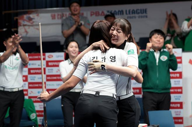 하나카드 김가영이 2세트 승리 후 사카이 아야코와 포옹하는 모습. PBA 제공