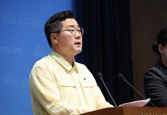 더불어민주당 대표 후보인 박찬대 의원이 24일 서울 여의도 국회 소통관에서 검찰개혁 등 현안 관련 기자회견을 하고 있다. 연합뉴스