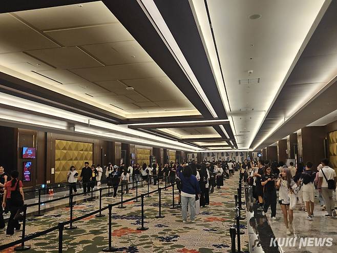 T1 사전구매 대기줄. 송한석 기자