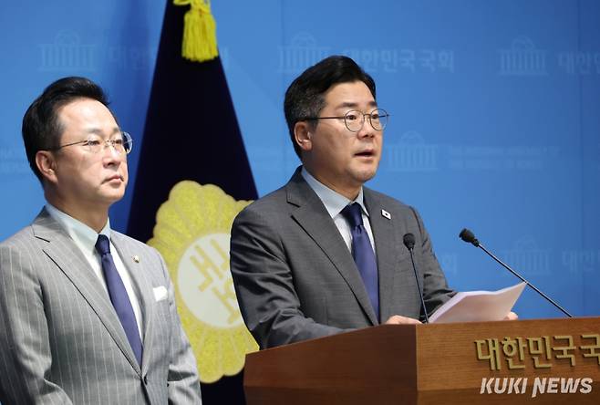 더불어민주당 당대표 후보인 박찬대 의원이 25일 서울 여의도 국회 소통관에서 윤석열 전 대통령 체포영장 집행 저지에 나섰던 국민의힘 의원 45인에 대한 제명 촉구 결의안 발의 계획을 밝히고 있다. 연합뉴스