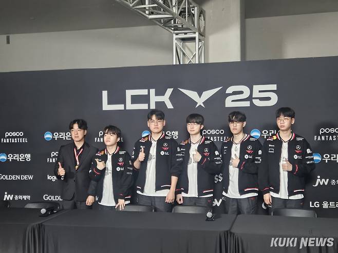 김정균 T1 감독과 T1 선수단. 송한석 기자