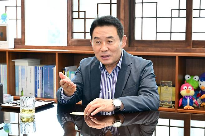 백영현 경기 포천시장이 25일 쿠키뉴스와의 인터뷰에서 포천형 교육사업에 대해 설명하고 있다.