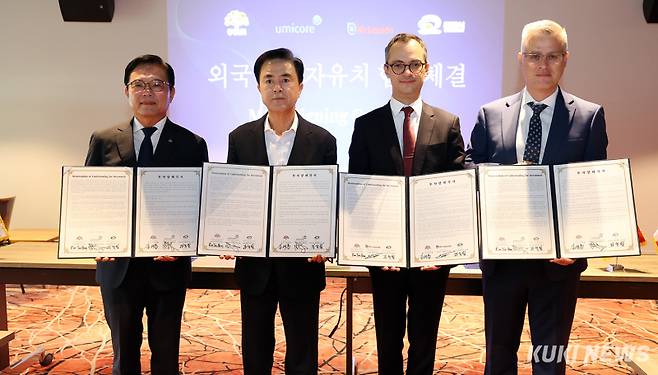 김태흠 충남지사와 김석필 천안부시장이 24일(현지시각) 유렵 2개사와 천안지역 산업단지에 6000만 달러 규모를 투자하는 협약식을 가진 뒤 기념촬영을 하고 있다.
