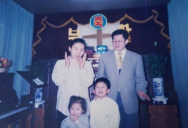 고정희(윗줄 왼쪽) 선교사가 2000년 개척교회 사역 시절 부활절을 맞아 남편 이성로 목사, 자녀들과 기념촬영을 한 모습. 고 선교사 제공