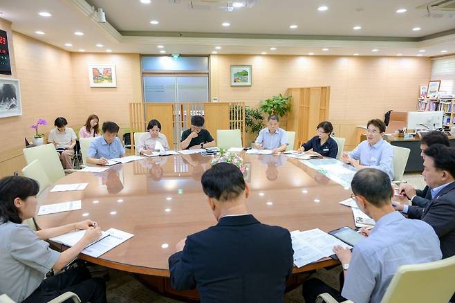 노관규 순천시장을 비롯한 세계유니버시아드 유치 TF 관계자들이 회의하고 있다. 순천시 제공