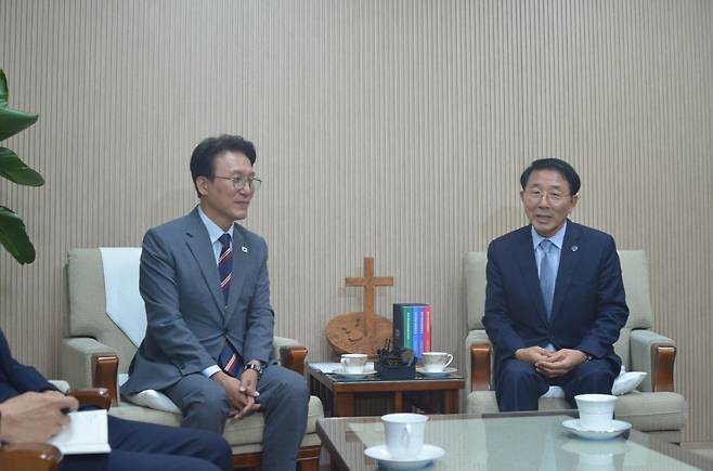 김종생(오른쪽) NCCK 총무가 이날 같은 건물의 NCCK 사무실에서 김 총리와 만나 이야기를 나누고 있다. NCCK 제공