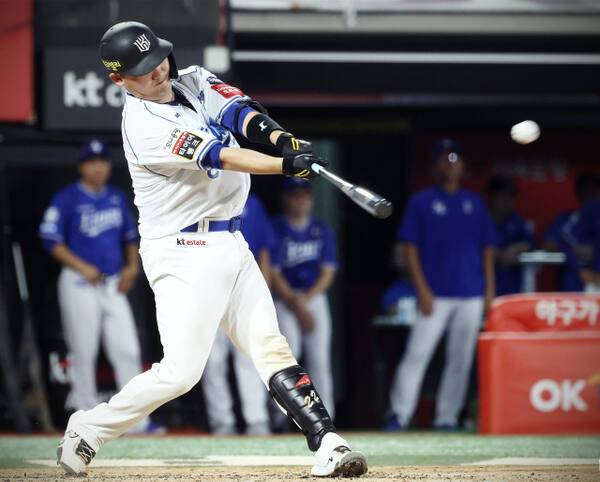 25일 수원 케이티위즈파크에서 열린 삼성 라이온즈와의 홈 경기서 KT 위즈 장성우가 5회말 투런 홈런을 터뜨리고 있다.KT 위즈 제공