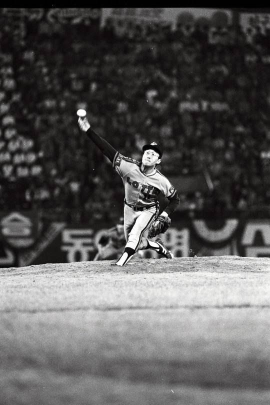 롯데 투수 최동원이 1984년 한국시리즈 7차전에서 역투하고 있다. 사진[연합뉴스]