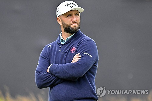 디오픈에 출전해 코스를 바라보는 욘 람. 사진[AFP=연합뉴스]