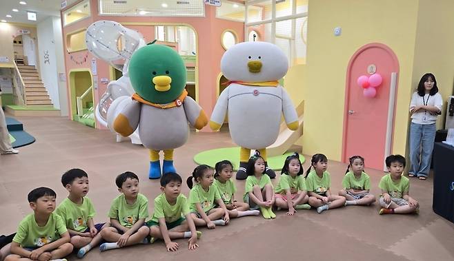 ◇ 서울 구로5동 소재 희망어린이집 아이들이 서울형 키즈카페 신도림동점을 이용하기에 앞서 안전교육을 받고 있다.