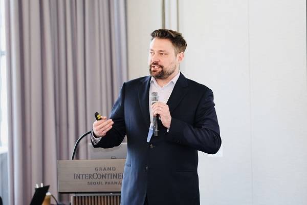< 캘럽 스나이더(Caleb Snider), 아시아 사장(Managing Director, Asia)이 서울 살롱에서 오픈 엑세스에 대해서 발표하고 있다 / 엠디피아이코리아 제공 >