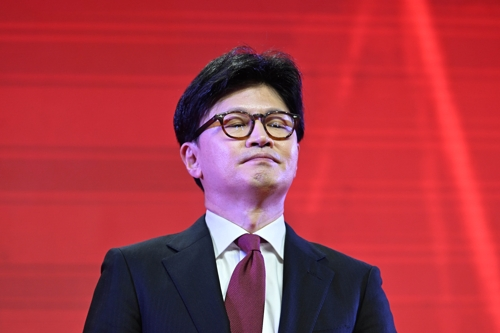 대선 경선 후보로 나선 한동훈 전 국민의힘 대표가 지난 5월 3일 경기 고양시 킨텍스에서 열린 국민의힘 전당대회에서 김문수 후보의 수락 연설을 듣고 있다. [사진 출처 = 연합뉴스]