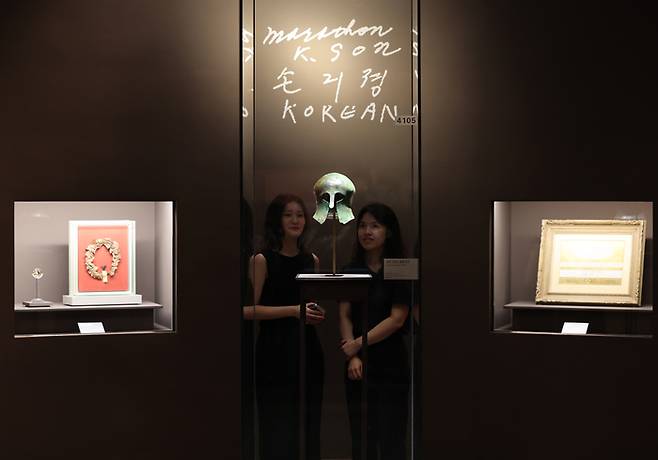 24일 서울 용산구 국립중앙박물관에서 광복 80주년 특별전 ‘두발로 세계를 제패하다’ 사전공개회가 열리고 있다. 벽면에는  손기정 선생이 베를린 올림픽 우승 직후인 1936년 8월 15일에 직접 서명한 엽서에 남겨진 서명   ‘Korean(코리안) 손긔졍’ 문구가 새겨져있다.   <연합뉴스>
